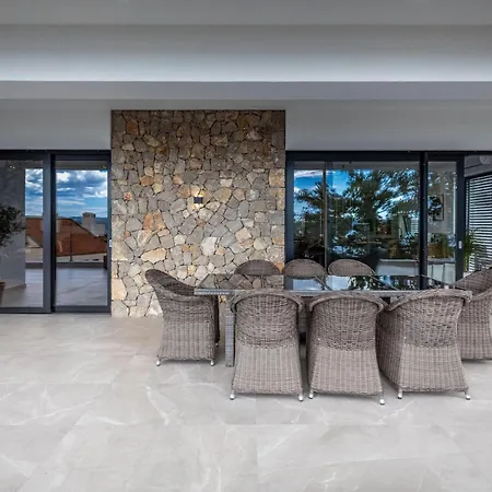Stunning In With Jacuzzi *