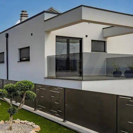 Stunning In With Jacuzzi Holiday home